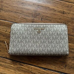 Michael Kors Textured Gray Wallet